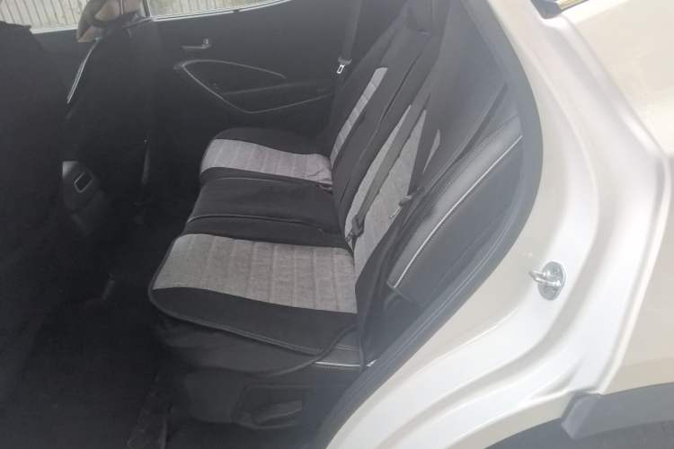 Used Hyundai Santa Fe 2017 2.0T Automatic All-Wheel Drive Smart 7-Seater Interior 4
