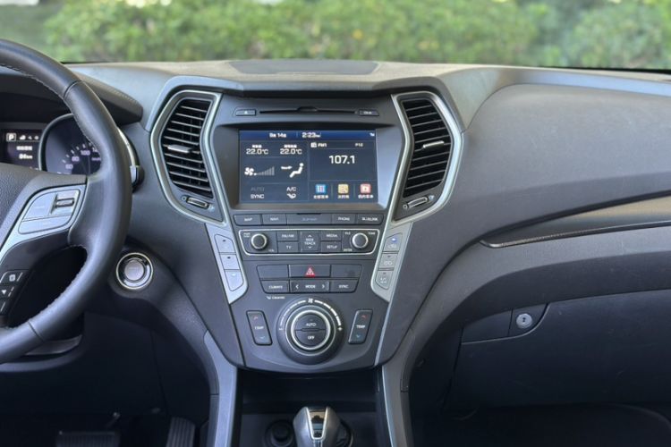 Used Hyundai Santa Fe 2017 2.0T Automatic All-Wheel Drive Smart 7-Seater Interior 4