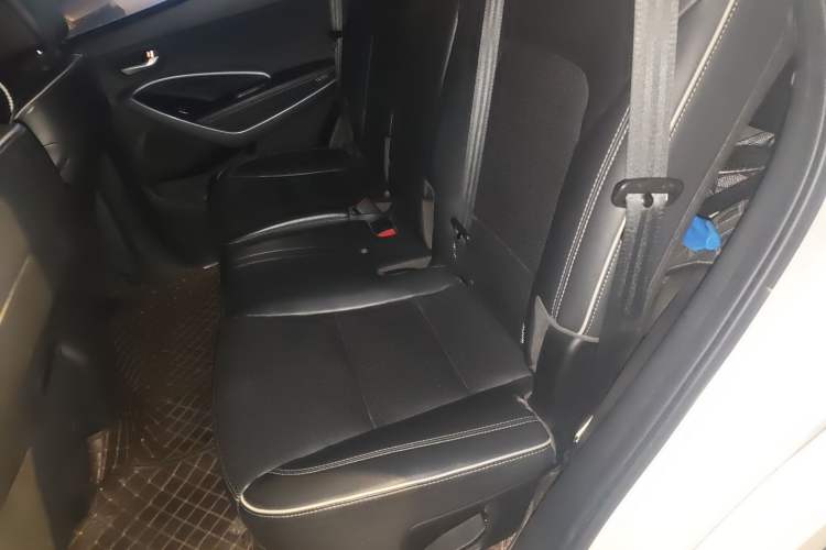 Used Hyundai Santa Fe 2017 2.4L Automatic Two-Wheel Drive Smart Version 5 Seats Interior 4