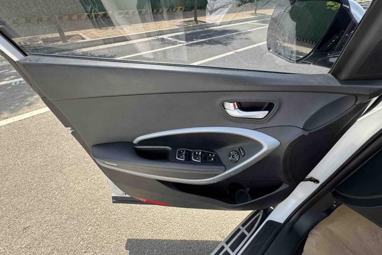 Used Hyundai Santa Fe 2017 2.0T Automatic All-Wheel Drive Smart 7-Seater Interior 6
