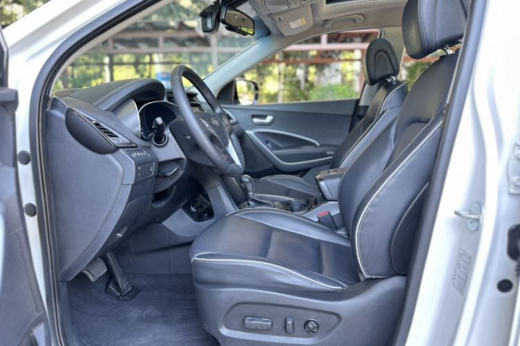 Used Hyundai Santa Fe 2017 2.0T Automatic All-Wheel Drive Smart 7-Seater Interior 6