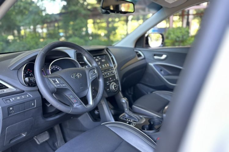 Used Hyundai Santa Fe 2017 2.0T Automatic All-Wheel Drive Smart 7-Seater Interior 7