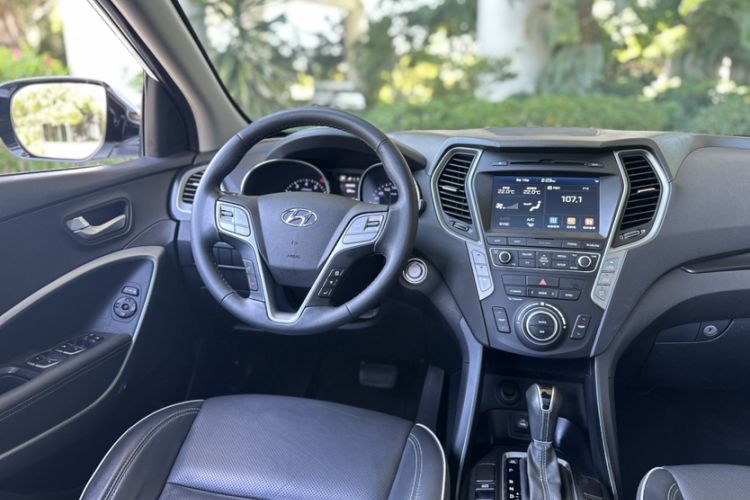Used Hyundai Santa Fe 2017 2.0T Automatic All-Wheel Drive Smart 7-Seater Interior 8