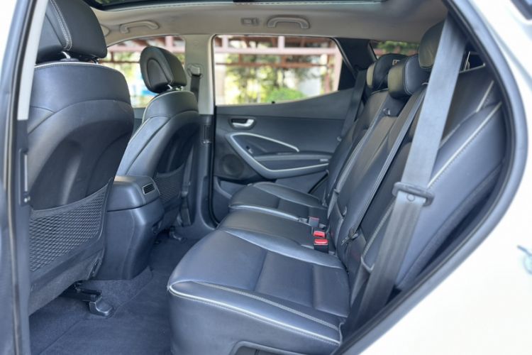 Used Hyundai Santa Fe 2017 2.0T Automatic All-Wheel Drive Smart 7-Seater Interior 9