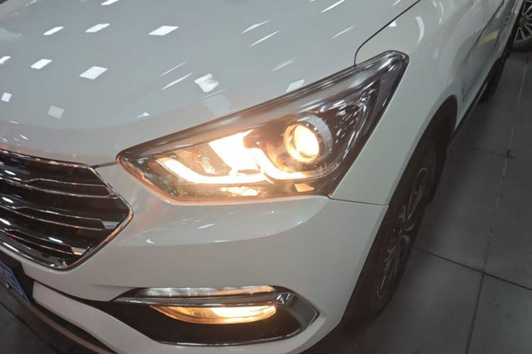Used Hyundai Santa Fe 2017 2.0T Automatic Two-Wheel Drive Smart Version 7 Seats Left Front Headlight