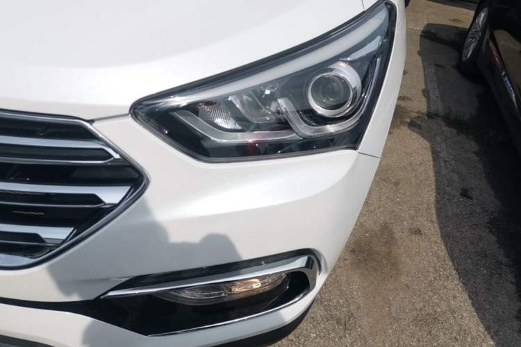 Used Hyundai Santa Fe 2017 2.4L Automatic Two-Wheel Drive Smart Version 5 Seats Left Front Headlight