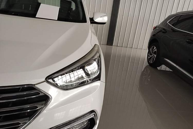 Used Hyundai Santa Fe 2017 2.0T Automatic All-Wheel Drive Smart 7-Seater Left Front Headlight