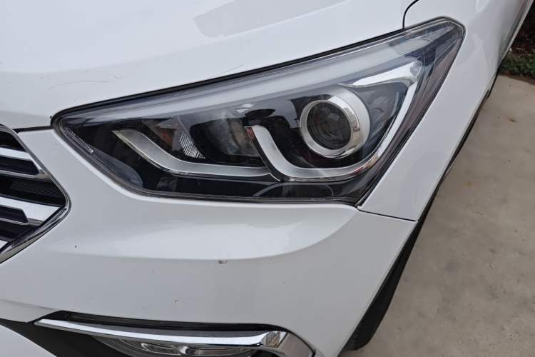 Used Hyundai Santa Fe 2017 2.0T Automatic All-Wheel Drive Smart 7-Seater Left Front Headlight
