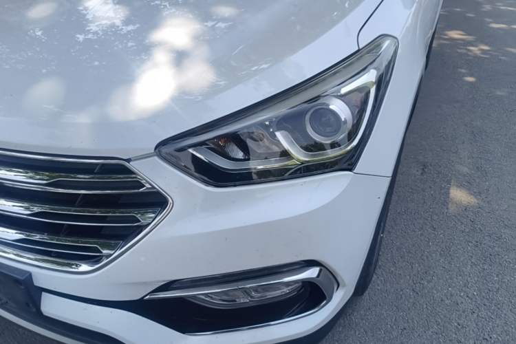 Used Hyundai Santa Fe 2017 2.4L Automatic Two-Wheel Drive Smart Version 5 Seats Left Front Headlight