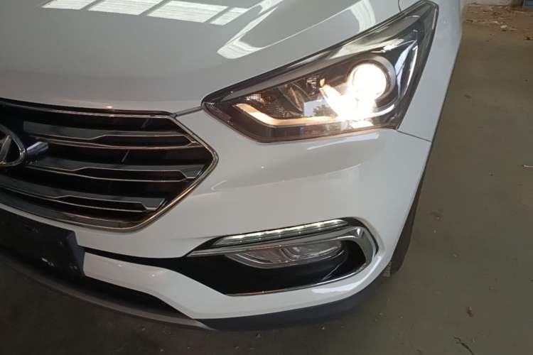 Used Hyundai Santa Fe 2017 2.0T Automatic All-Wheel Drive Smart 7-Seater Left Front Headlight