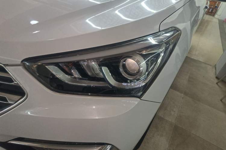 Used Hyundai Santa Fe 2017 2.4L Automatic Two-Wheel Drive Smart Version 5 Seats Left Front Headlight