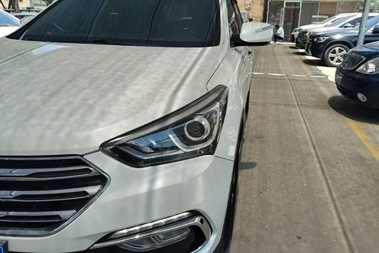 Used Hyundai Santa Fe 2017 2.4L Automatic Two-Wheel Drive Smart Version 5 Seats Left Front Headlight
