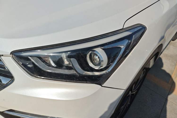 Used Hyundai Santa Fe 2017 2.0T Automatic Two-Wheel Drive Smart Version 7 Seats Left Front Headlight