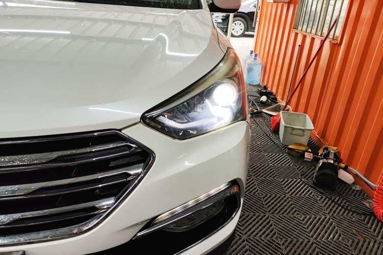 Used Hyundai Santa Fe 2017 2.4L Automatic Two-Wheel Drive Smart Version 5 Seats Left Front Headlight