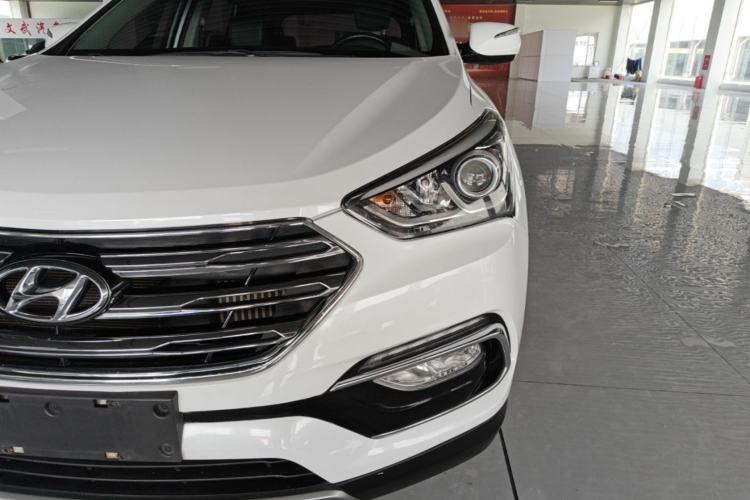 Used Hyundai Santa Fe 2017 2.0T Automatic Two-Wheel Drive Smart Version 7 Seats Left Front Headlight