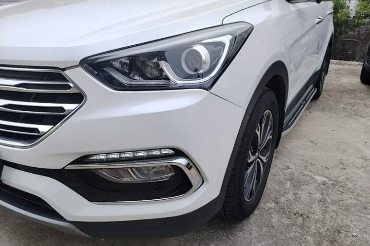 Used Hyundai Santa Fe 2017 2.0T Automatic All-Wheel Drive Smart 7-Seater Left Front Headlight