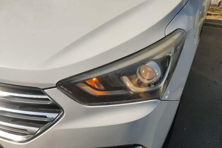 Used Hyundai Santa Fe 2017 2.0T Automatic Two-Wheel Drive Smart Version 7 Seats Left Front Headlight