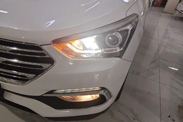 Used Hyundai Santa Fe 2017 2.0T Automatic Two-Wheel Drive Smart Version 7 Seats Left Front Headlight