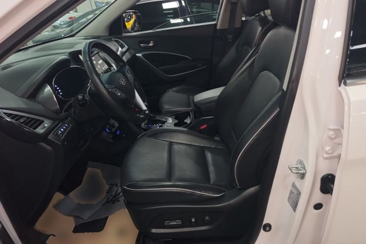 Used Hyundai Santa Fe 2017 2.0T Automatic Two-Wheel Drive Smart Version 7 Seats Left Front Seat