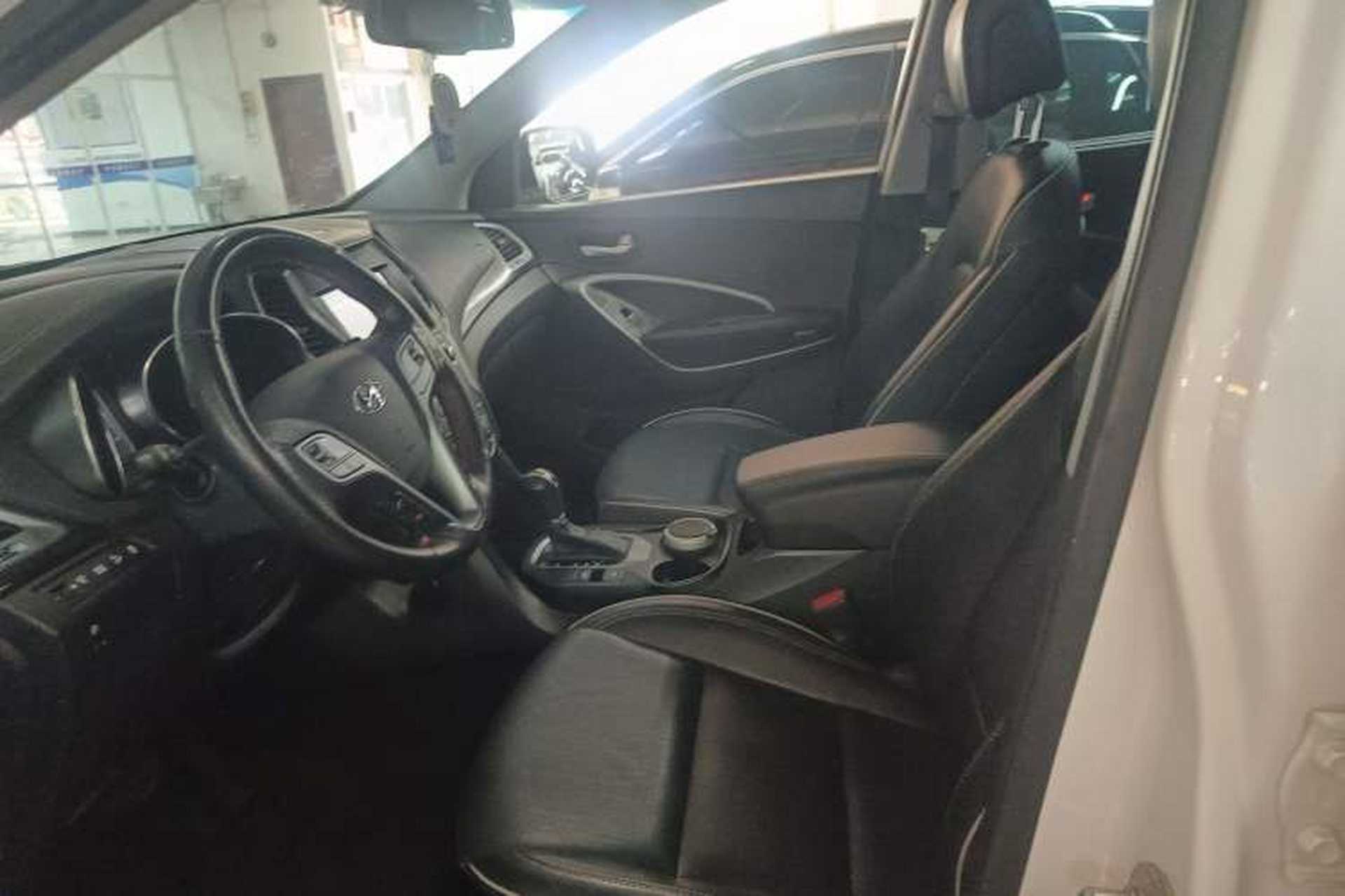 Used Hyundai Santa Fe 2017 2.4L Automatic Two-Wheel Drive Smart Version 5 Seats Left Front Seat
