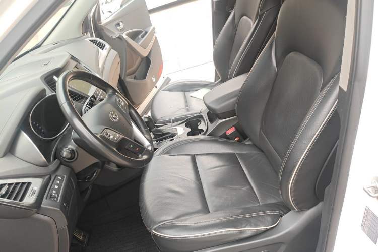 Used Hyundai Santa Fe 2017 2.4L Automatic Two-Wheel Drive Smart Version 5 Seats Left Front Seat