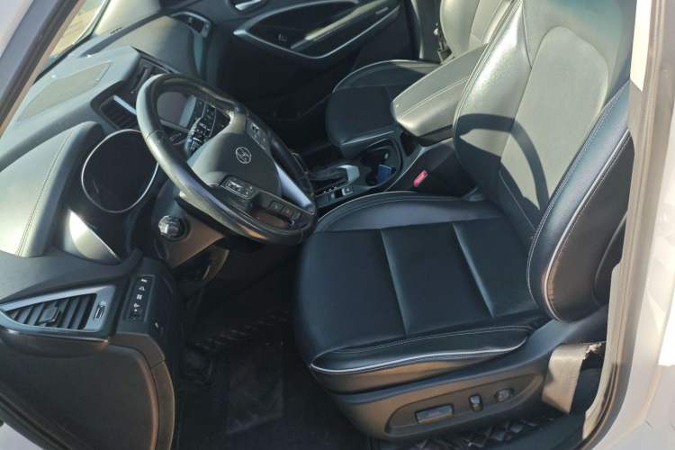 Used Hyundai Santa Fe 2017 2.0T Automatic Two-Wheel Drive Smart Version 7 Seats Left Front Seat