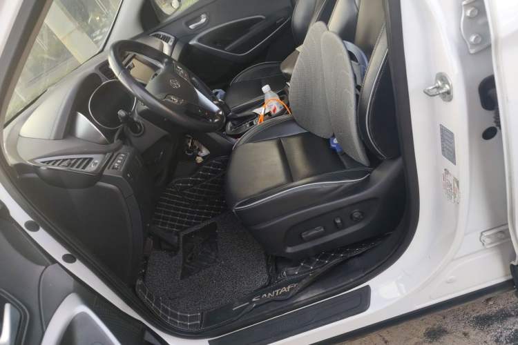 Used Hyundai Santa Fe 2017 2.0T Automatic Two-Wheel Drive Smart Version 7 Seats Left Front Seat