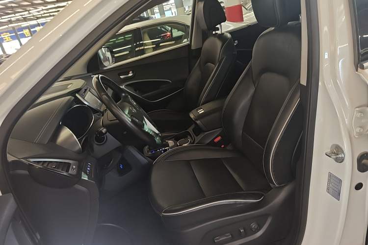 Used Hyundai Santa Fe 2017 2.0T Automatic All-Wheel Drive Smart 7-Seater Left Front Seat