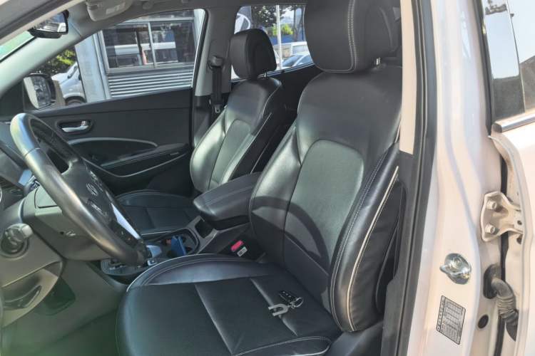 Used Hyundai Santa Fe 2017 2.0T Automatic Two-Wheel Drive Smart Version 7 Seats Left Front Seat