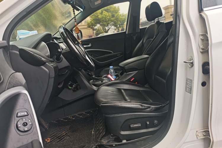 Used Hyundai Santa Fe 2017 2.0T Automatic Two-Wheel Drive Smart Version 7 Seats Left Front Seat