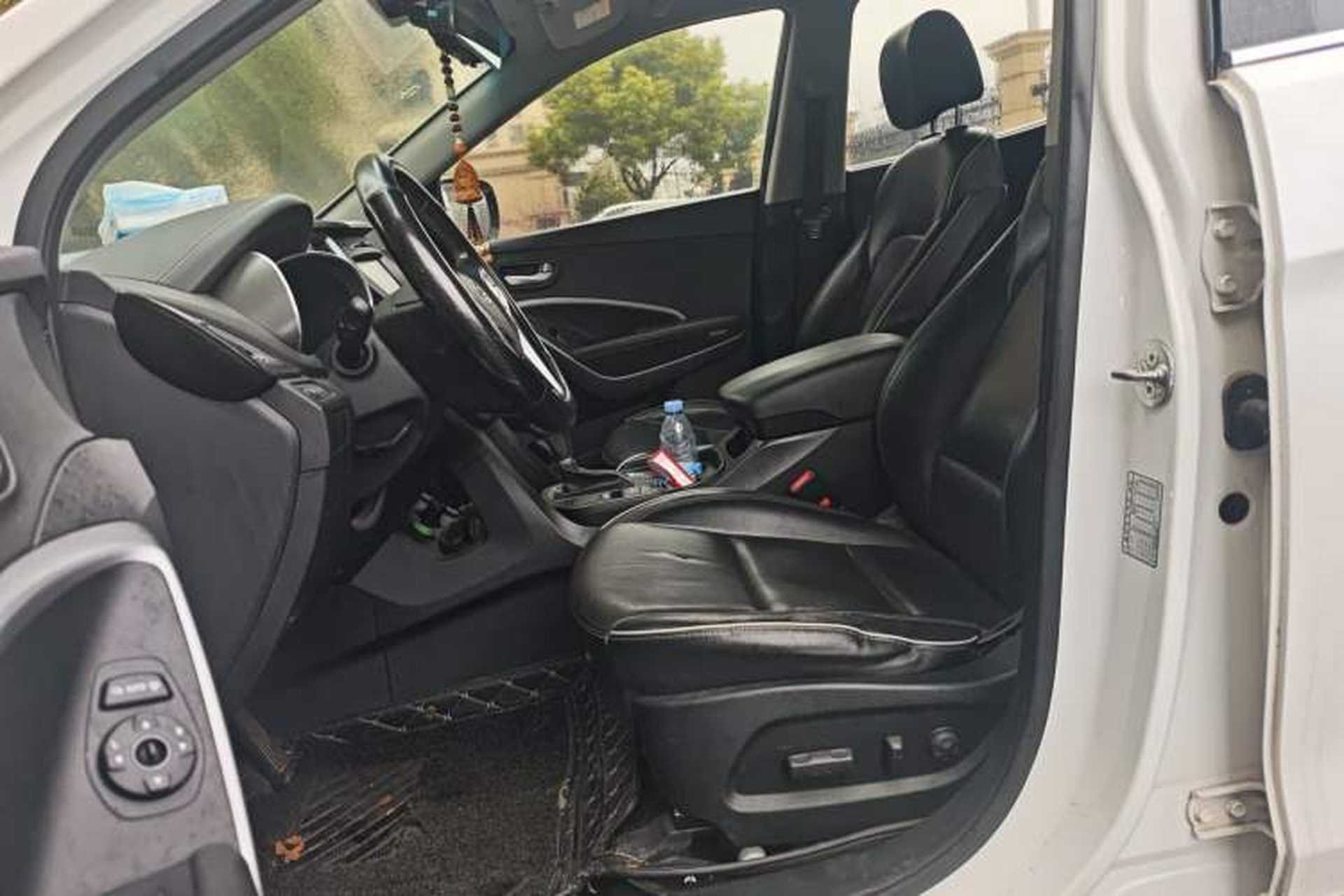 Used Hyundai Santa Fe 2017 2.0T Automatic Two-Wheel Drive Smart Version 7 Seats Left Front Seat