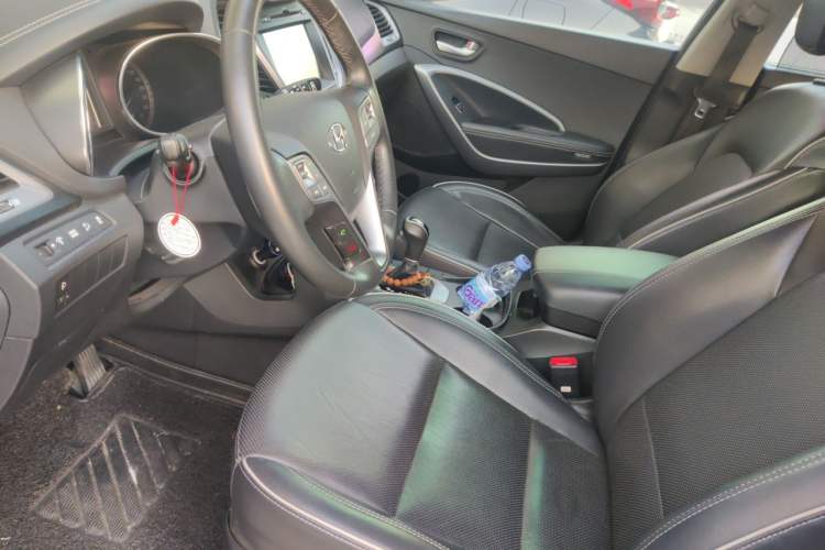 Used Hyundai Santa Fe 2017 2.0T Automatic Two-Wheel Drive Smart Version 7 Seats Left Front Seat