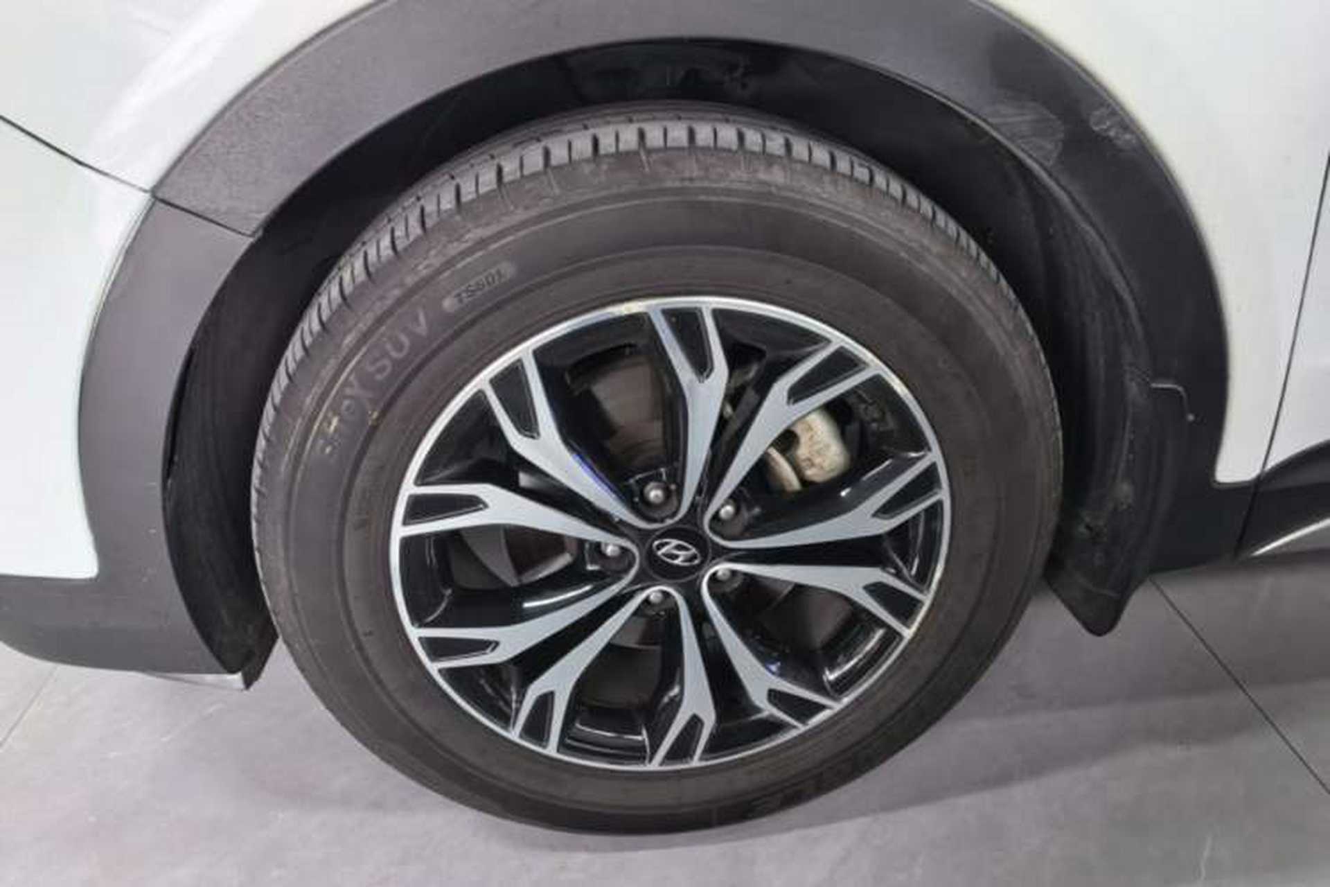 Used Hyundai Santa Fe 2017 2.0T Automatic Two-Wheel Drive Smart Version 7 Seats Left Front Wheel Hub