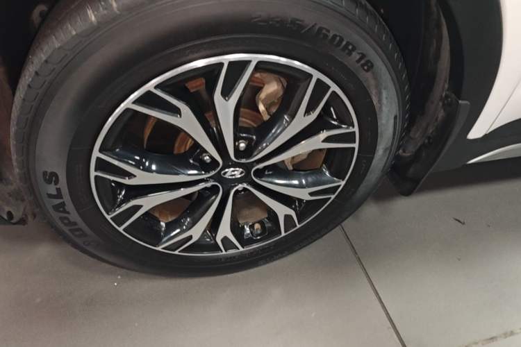 Used Hyundai Santa Fe 2017 2.0T Automatic Two-Wheel Drive Smart Version 7 Seats Left Front Wheel Hub