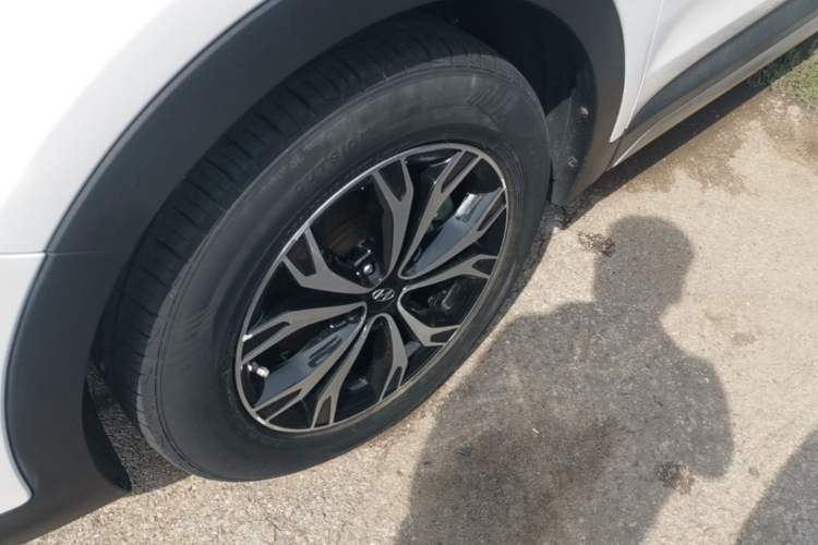 Used Hyundai Santa Fe 2017 2.4L Automatic Two-Wheel Drive Smart Version 5 Seats Left Front Wheel Hub