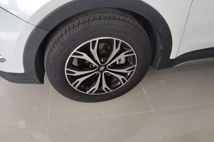 Used Hyundai Santa Fe 2017 2.0T Automatic All-Wheel Drive Smart 7-Seater Left Front Wheel Hub