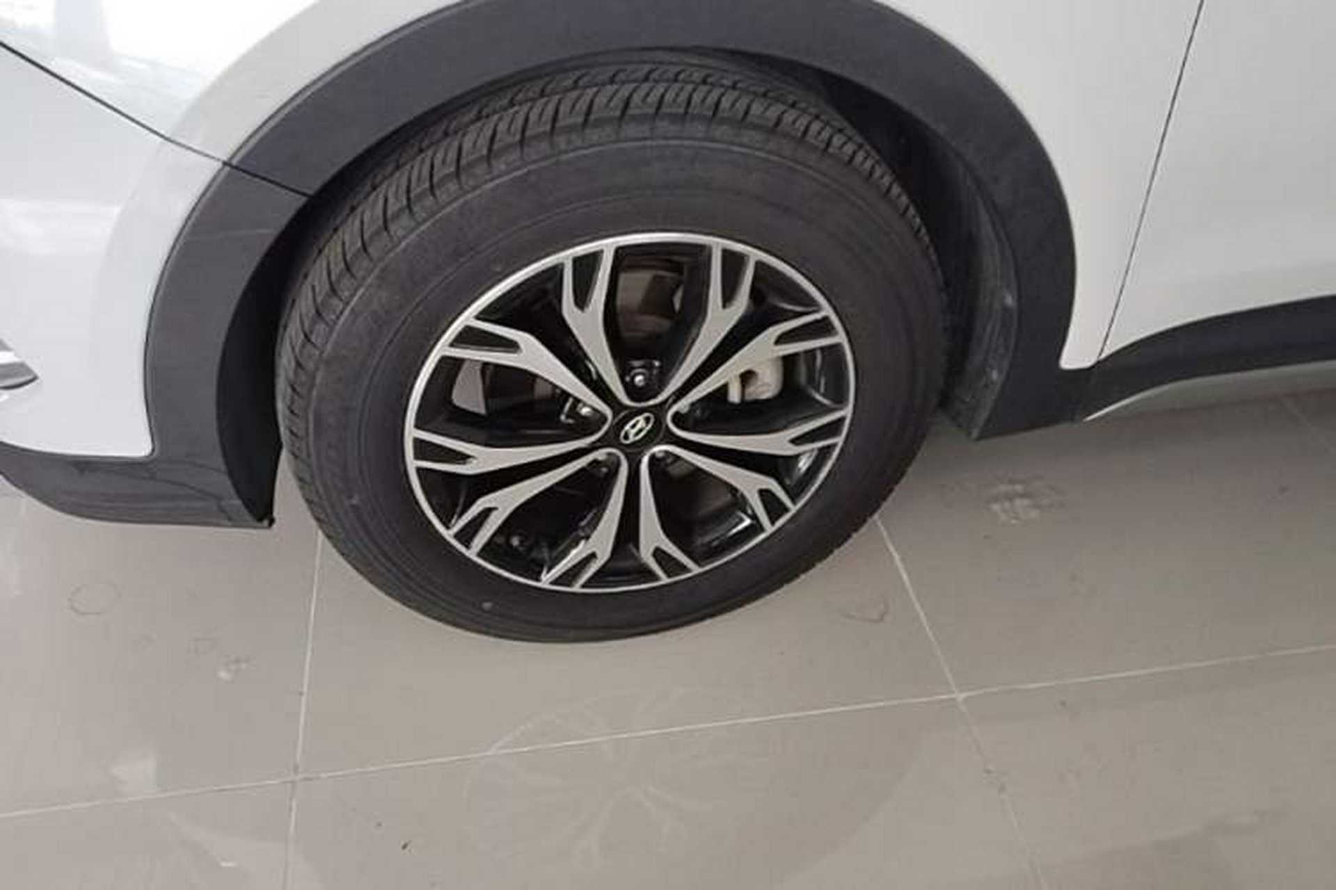 Used Hyundai Santa Fe 2017 2.0T Automatic All-Wheel Drive Smart 7-Seater Left Front Wheel Hub