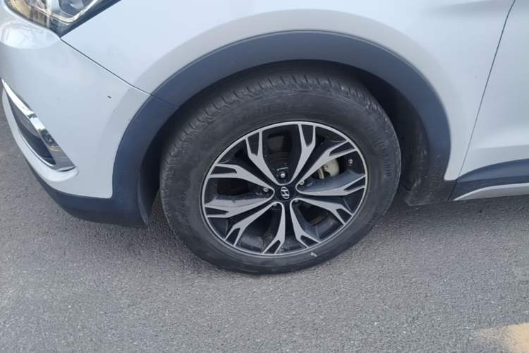 Used Hyundai Santa Fe 2017 2.4L Automatic Two-Wheel Drive Smart Version 5 Seats Left Front Wheel Hub