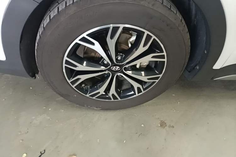 Used Hyundai Santa Fe 2017 2.0T Automatic All-Wheel Drive Smart 7-Seater Left Front Wheel Hub