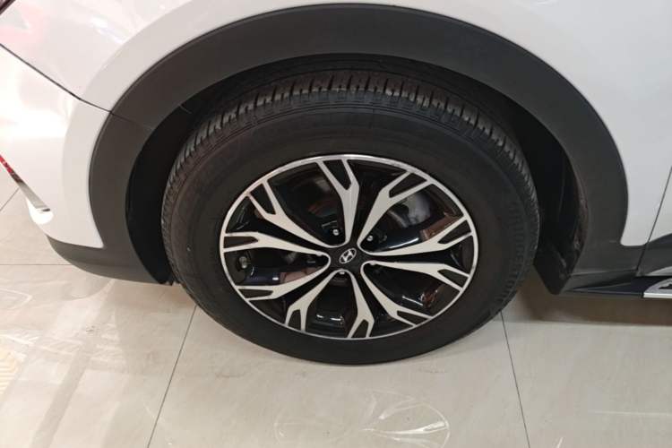 Used Hyundai Santa Fe 2017 2.0T Automatic All-Wheel Drive Smart 7-Seater Left Front Wheel Hub
