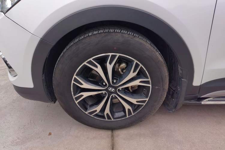 Used Hyundai Santa Fe 2017 2.0T Automatic All-Wheel Drive Smart 7-Seater Left Front Wheel Hub