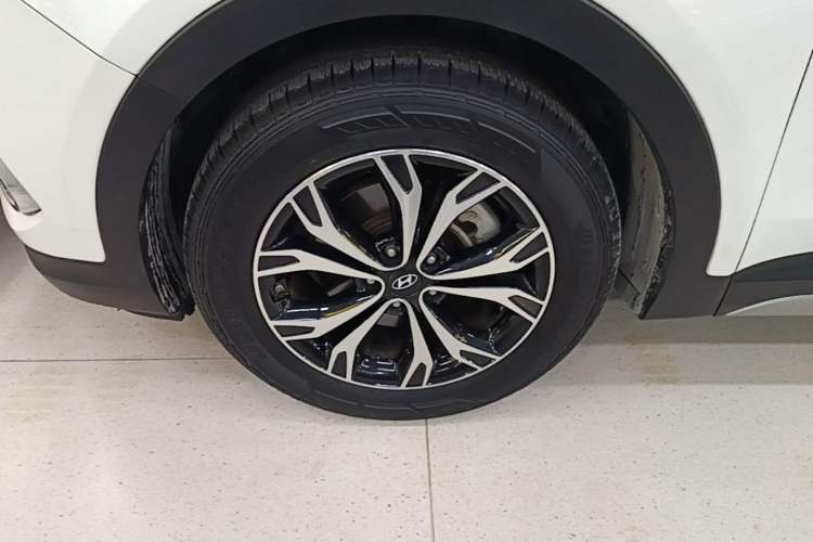 Used Hyundai Santa Fe 2017 2.0T Automatic All-Wheel Drive Smart 7-Seater Left Front Wheel Hub
