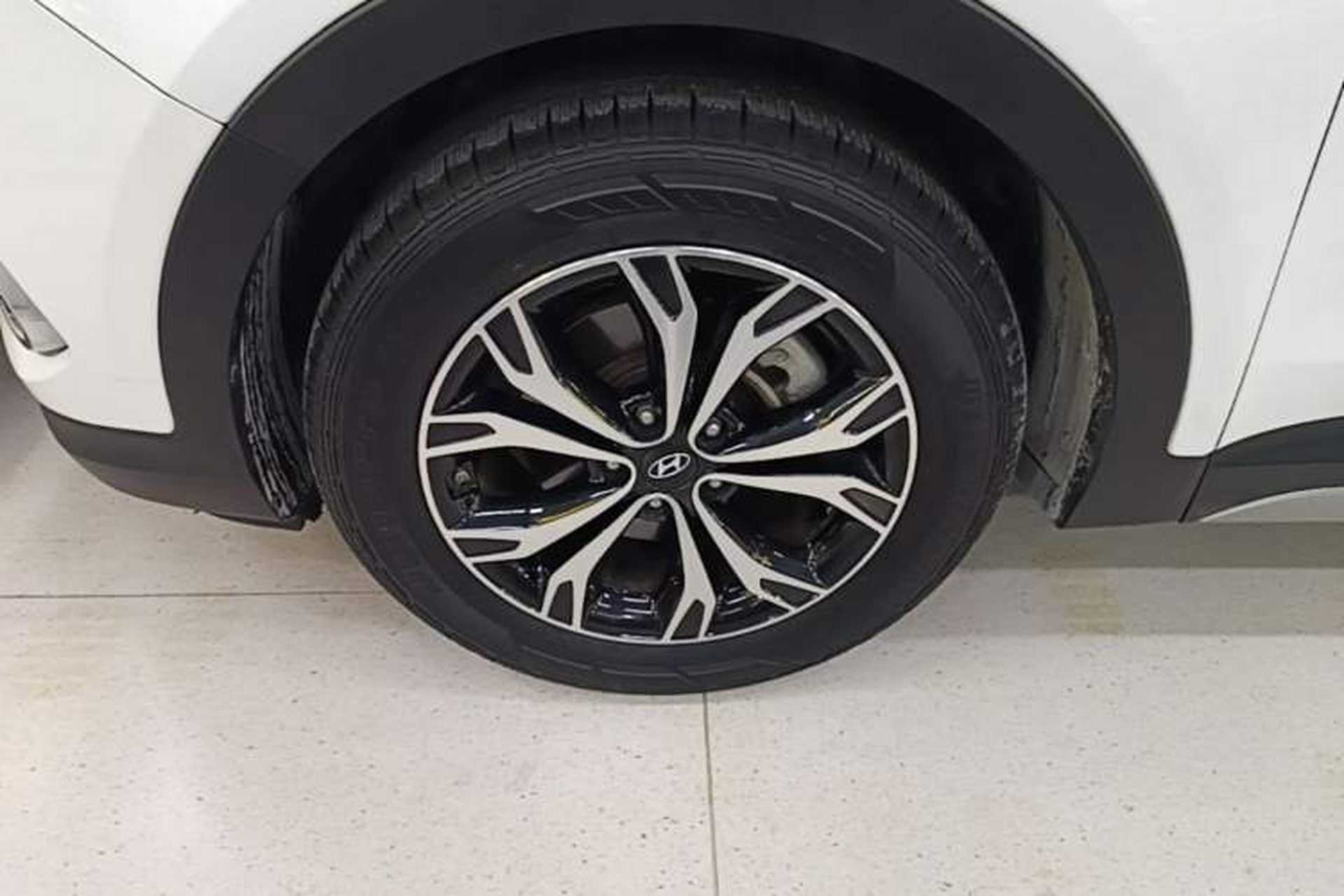 Used Hyundai Santa Fe 2017 2.0T Automatic All-Wheel Drive Smart 7-Seater Left Front Wheel Hub
