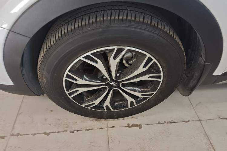 Used Hyundai Santa Fe 2017 2.0T Automatic All-Wheel Drive Smart 7-Seater Left Front Wheel Hub