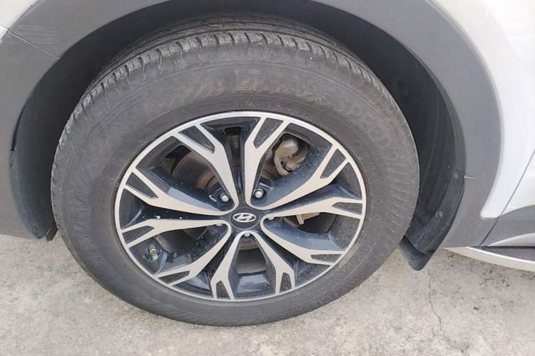 Used Hyundai Santa Fe 2017 2.0T Automatic All-Wheel Drive Smart 7-Seater Left Front Wheel Hub