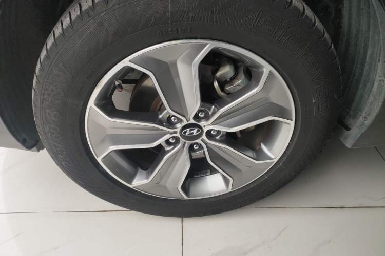 Used Hyundai Santa Fe 2017 2.0T Automatic All-Wheel Drive Smart 7-Seater Left Front Wheel Hub