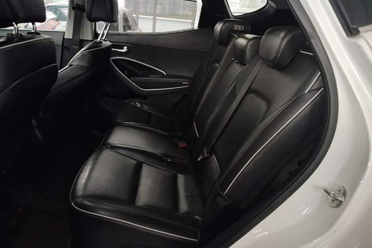 Used Hyundai Santa Fe 2017 2.0T Automatic All-Wheel Drive Smart 7-Seater Left Rear Seat