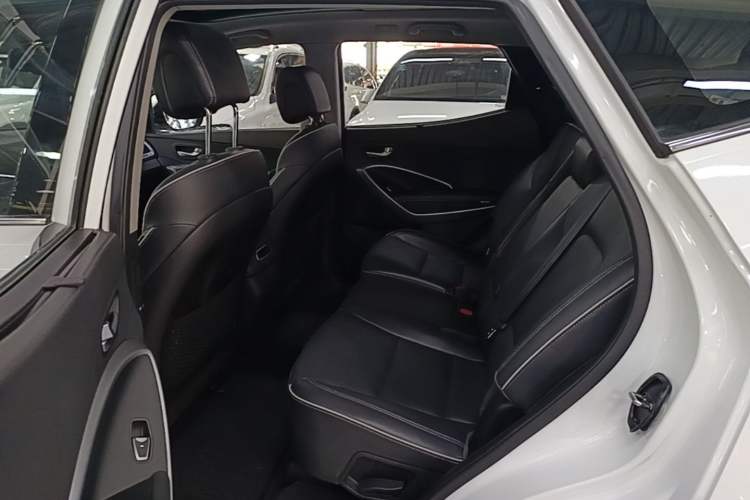 Used Hyundai Santa Fe 2017 2.0T Automatic All-Wheel Drive Smart 7-Seater Left Rear Seat