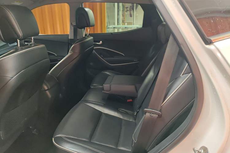 Used Hyundai Santa Fe 2017 2.4L Automatic Two-Wheel Drive Smart Version 5 Seats Left Rear Seat