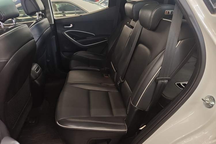 Used Hyundai Santa Fe 2017 2.0T Automatic All-Wheel Drive Smart 7-Seater Left Rear Seat